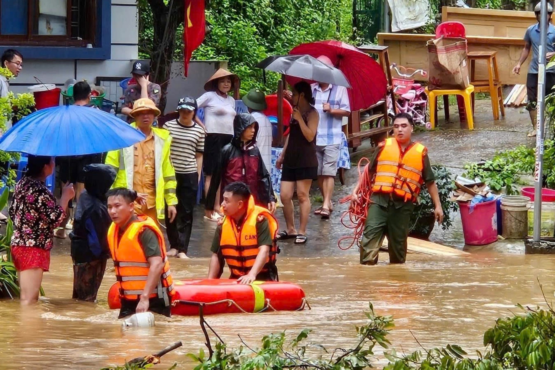 Xuyên đêm giải cứu người dân thoát lũ dữ ở Lào Cai ảnh 8