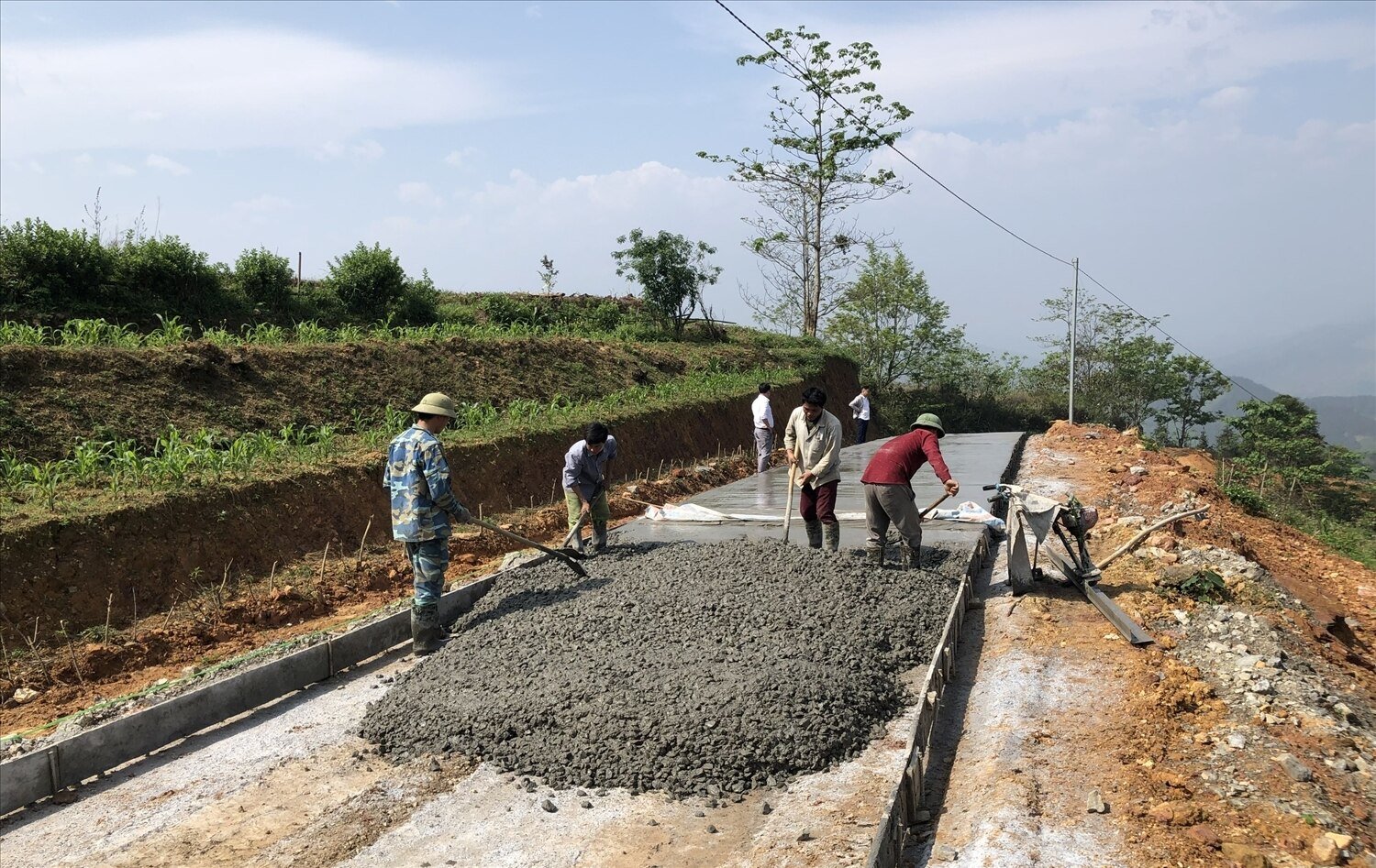 Người dân vùng cao Lào Cai đã hiến hàng chục nghìn héc ta đất để làm đường giao thông