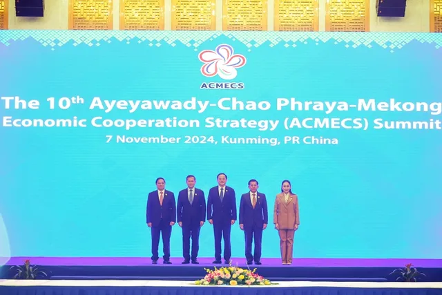 Kết thúc hội nghị, các nhà lãnh đạo đã thông qua Tuyên bố Vientiane và chứng kiến chuyển giao vai trò Chủ tịch ACMECS giữa Lào và Myanmar.