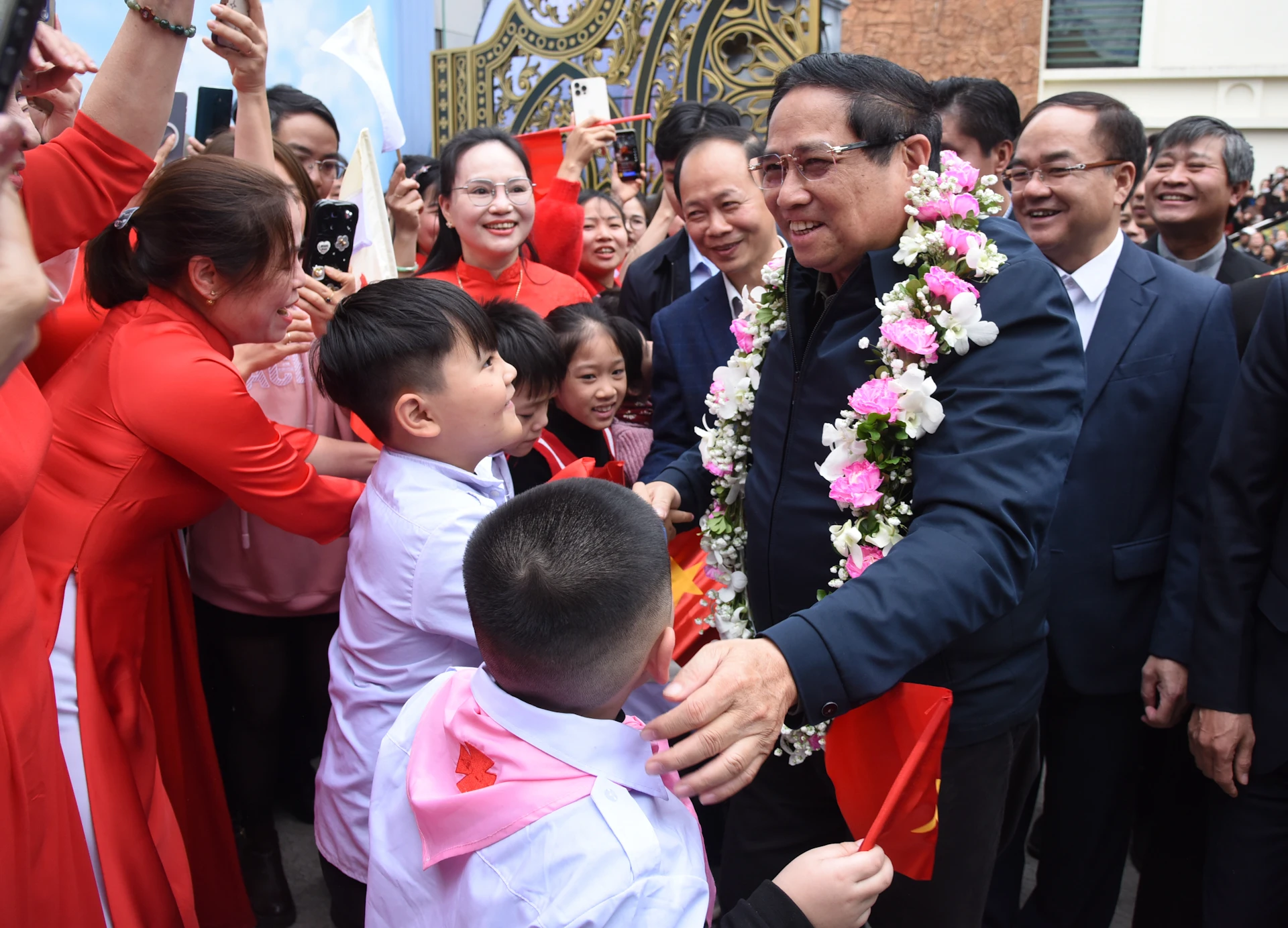 [Ảnh] Thủ tướng Phạm Minh Chính thăm, chúc mừng Giáo xứ Lào Cai ảnh 5