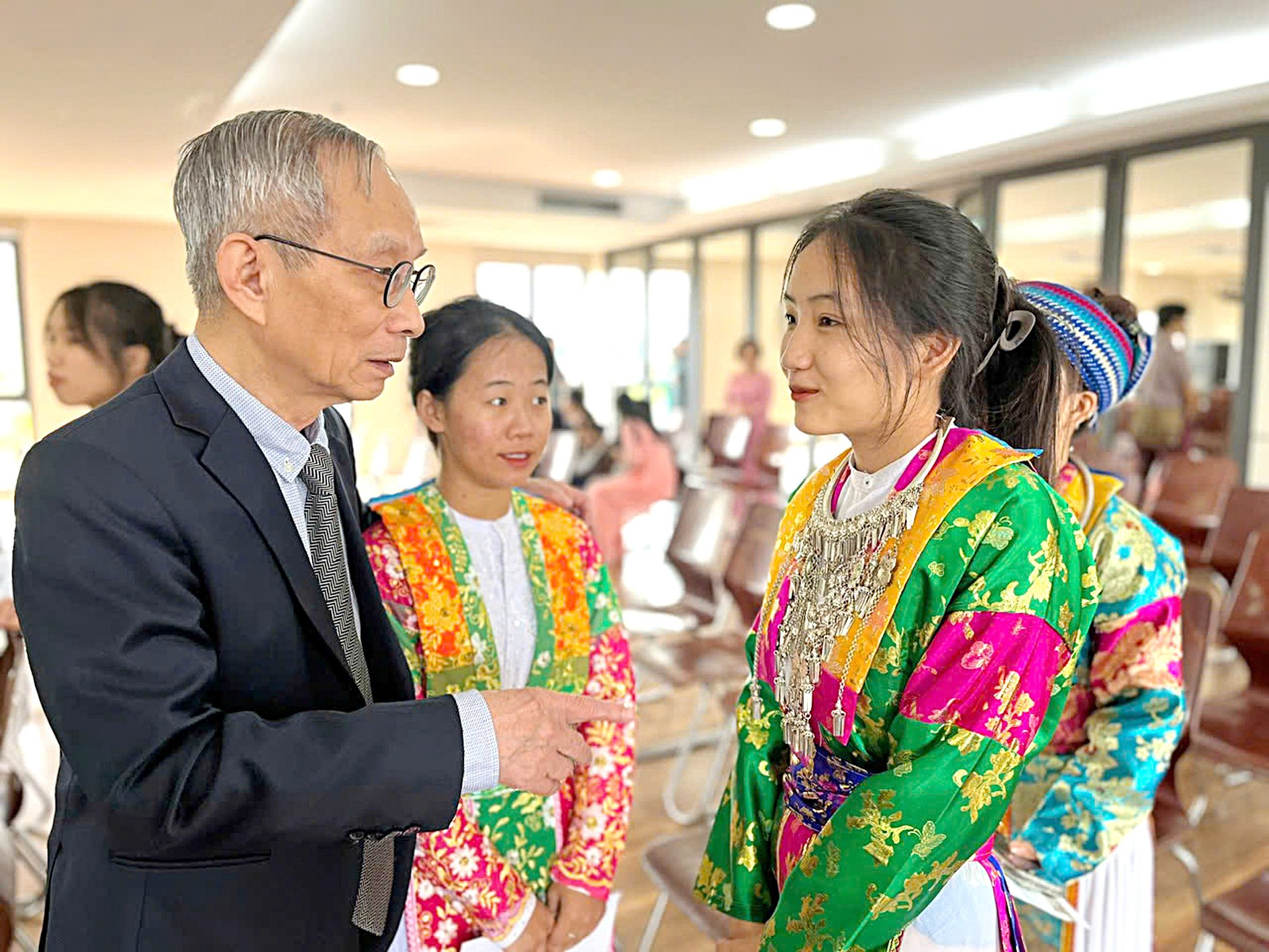 Thầy Khang đi gặp các 'cháu nội' ở Làng Nủ - Ảnh 5.