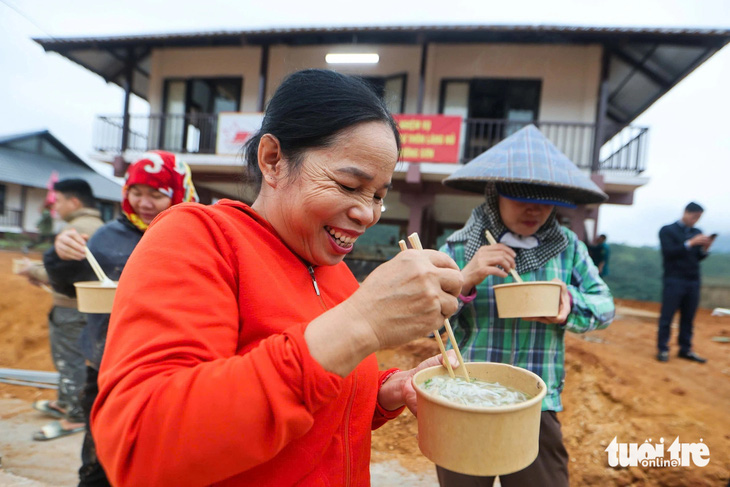 Phở yêu thương đến với Làng Nủ: Bưng lên tô phở, bà con ấm áp - Ảnh 3.