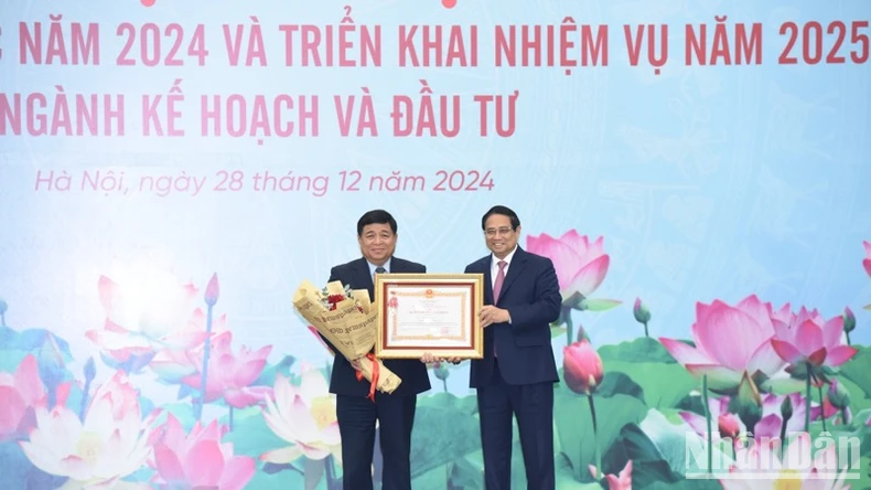 Tiên phong trong đổi mới tư duy, xây dựng thể chế, huy động mọi nguồn lực cho phát triển đất nước ảnh 6