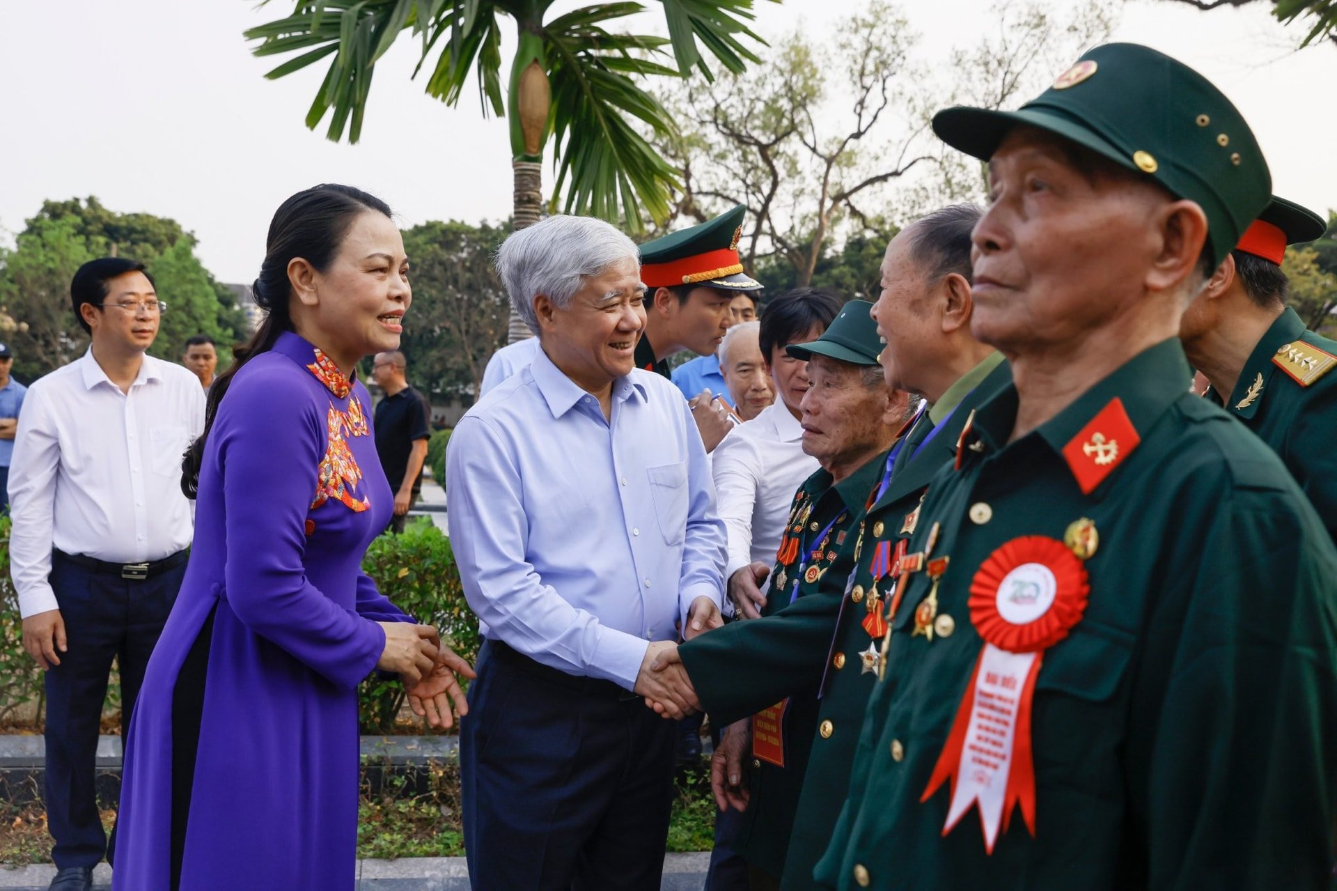 Chủ tịch UBTƯ MTTQ Việt Nam Đỗ Văn Chiến; Phó Chủ tịch - Tổng Thư ký UBTƯ MTTQ Việt Nam Nguyễn Thị Thu Hà thăm hỏi các chiến sĩ Điện Biên, thanh niên xung phong, dân công hỏa tuyến trực tiếp tham gia chiến dịch Điện Biên Phủ tại tỉnh Điện Biên (tháng 4/2024). Ảnh: Quang Vinh.