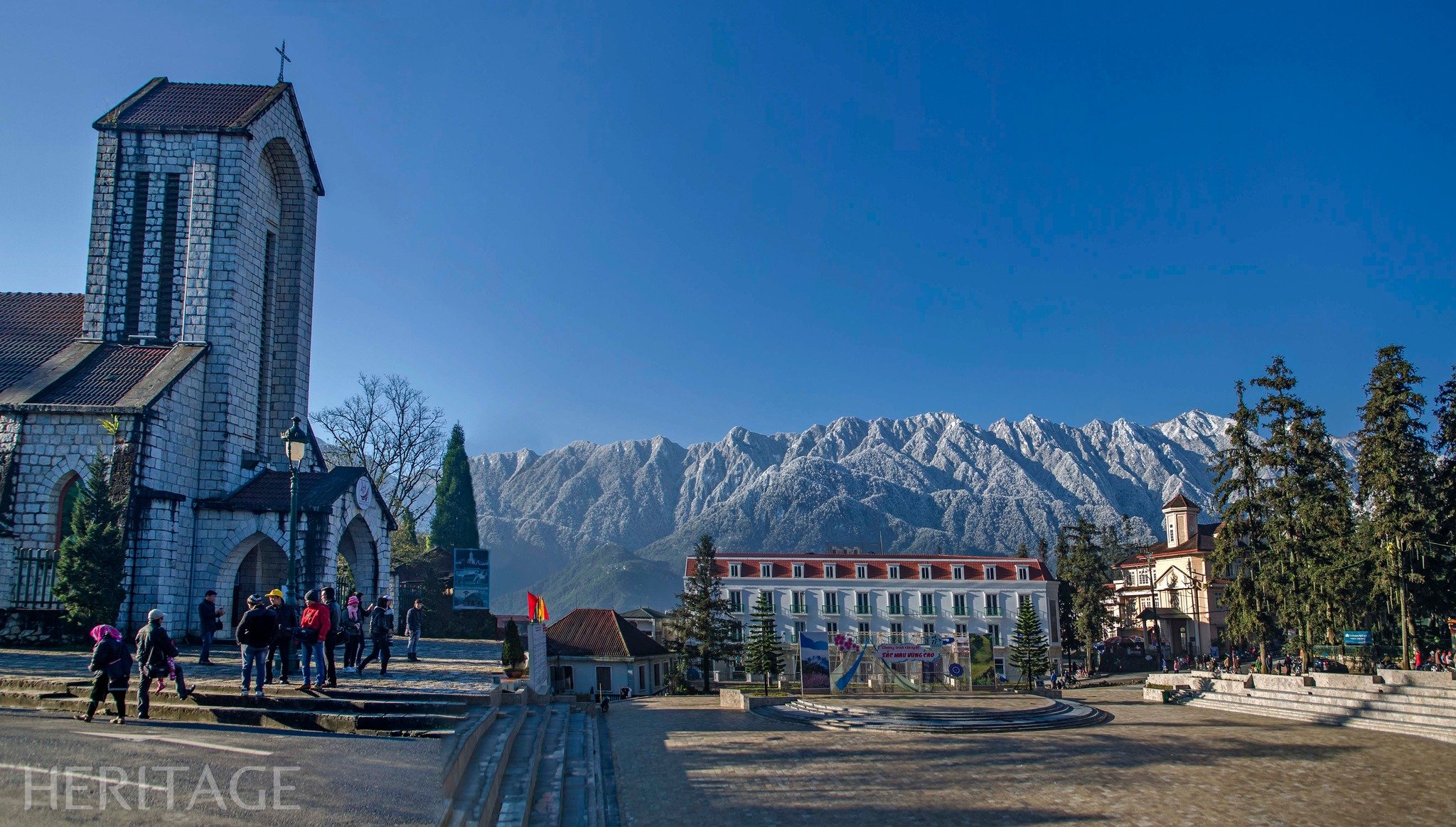 Có thể là hình ảnh về 8 người, Lâu đài Bran Castle, dốc trượt tuyết, tháp chuông và văn bản