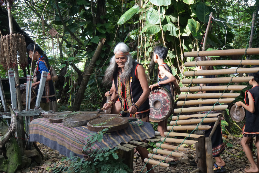 Tại điểm du lịch A Biu (Làng Kleh, xã Ngọc Bay, TP.Kon Tum, tỉnh Kon Tum), du khách có thể nghe các bài dân ca Ba Na do nghệ nhân A Biu và con cháu biểu diễn