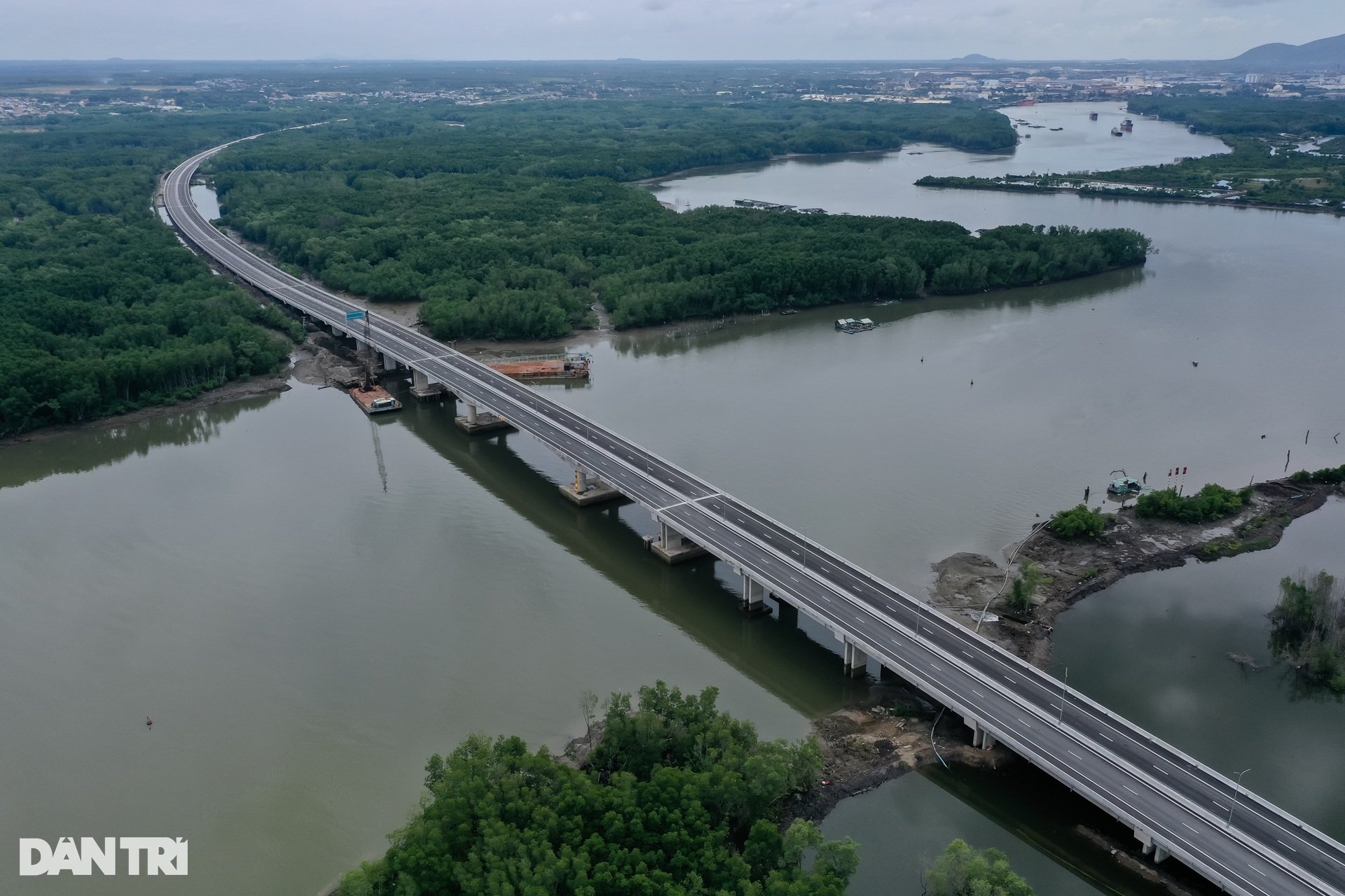 Ngắm cao tốc Bến Lức - Long Thành nhánh Đông dài 7km sắp thông xe - 6