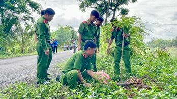 Tân Hưng: Trồng cây xanh xây dựng tuyến đường kiểu mẫu