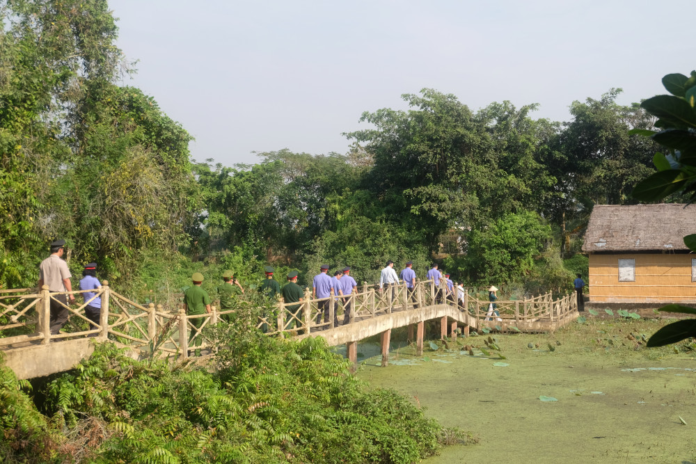 Đoàn đến tham quan nhà phục dựng là nơi làm việc, công tác, chiến đấu của các đồng chí lãnh đạo Xứ ủy - Ủy ban Hành chính Kháng chiến Nam bộ (thời kỳ 1946-1949).  