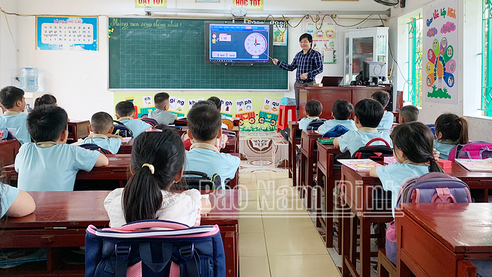 Thầy và trò Trường Tiểu học thị trấn Xuân Trường (Xuân Trường) trong một giờ học.
