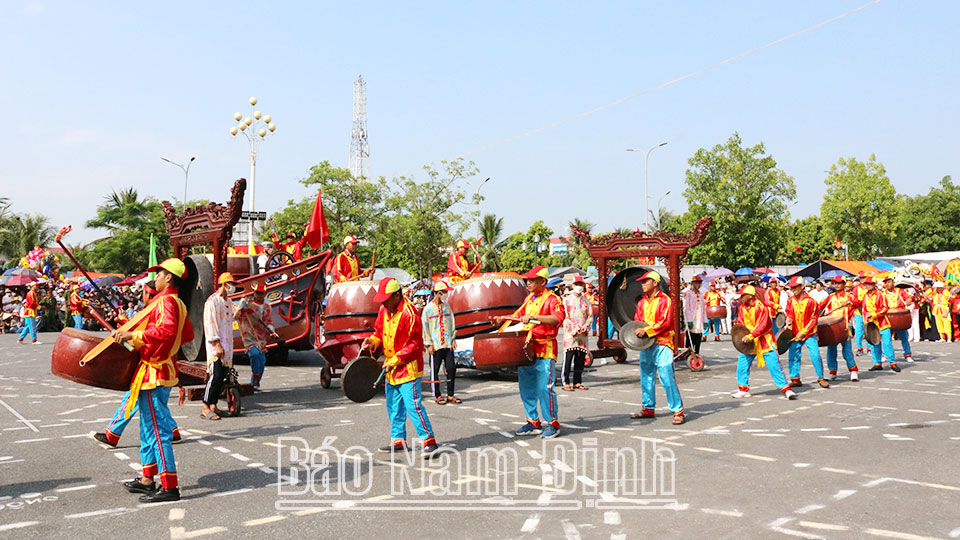 Biểu diễn trống cà rùng trong Ngày hội Văn hóa - Thể thao truyền thống huyện Hải Hậu.