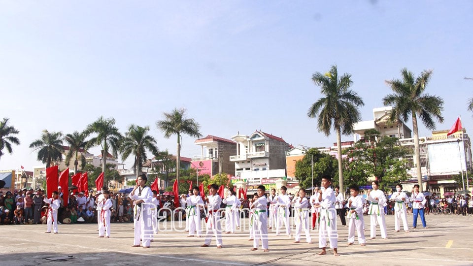 CLB Võ thuật Taekwondo huyện Giao Thủy biểu diễn tiết mục võ thuật