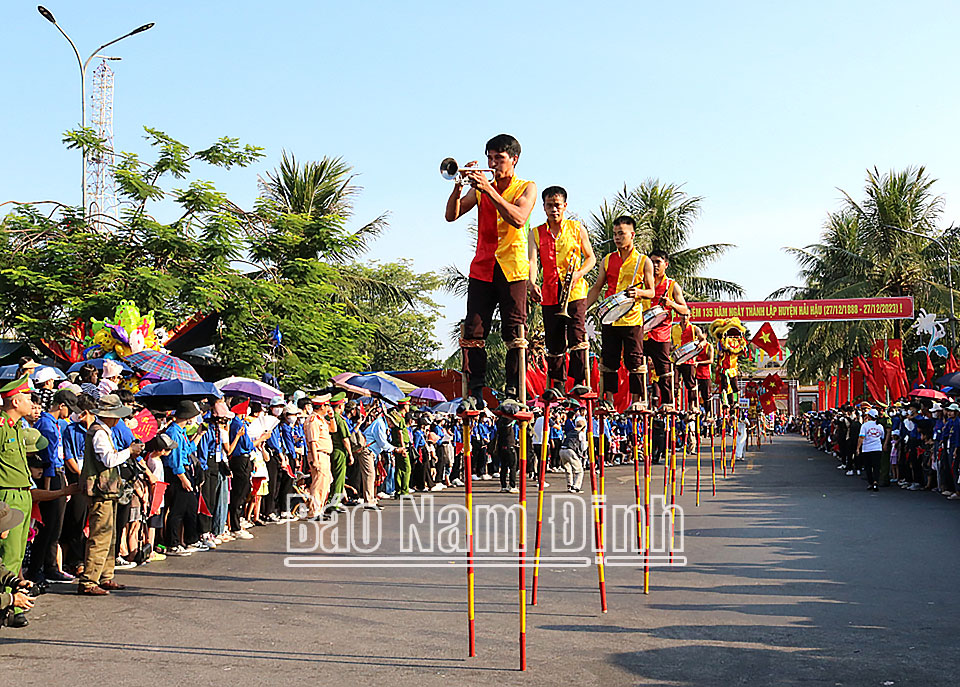 Biểu diễn cà kheo trong Ngày hội 