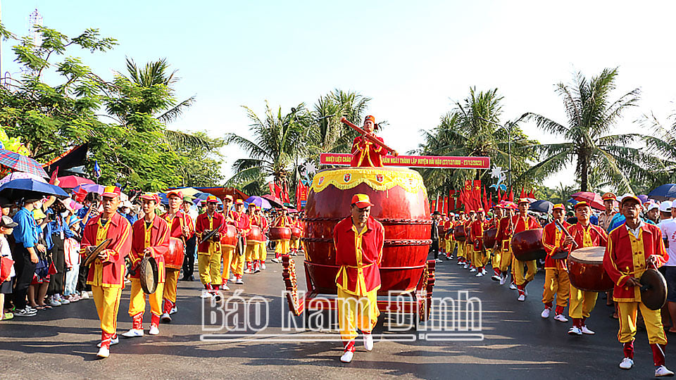 Biểu diễn trống cà rùng trong Ngày hội .