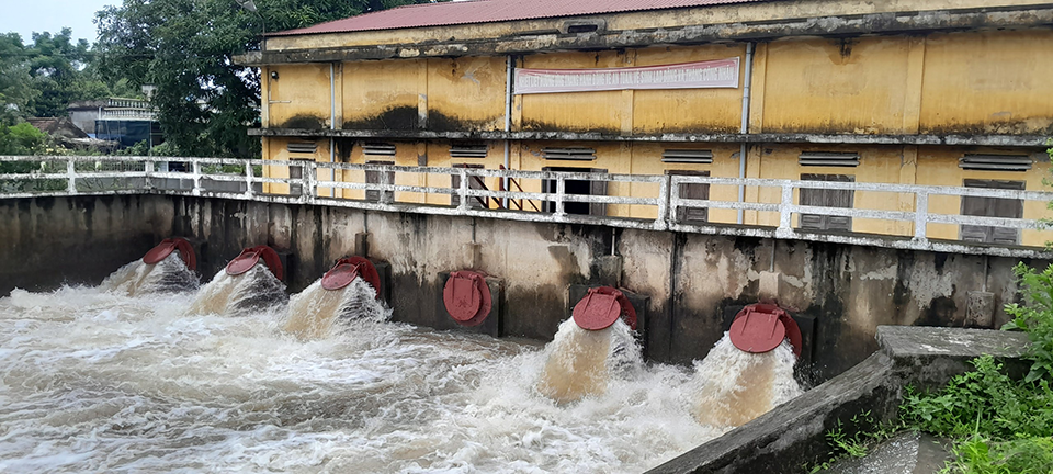 Trạm bơm An Lá 2, xã Nghĩa An (Nam Trực) thuộc hệ thống thuỷ nông Nam Ninh đã được vận hành liên tục từ tối ngày 27-9 đến nay để bơm tiêu chống úng cho lúa, màu.