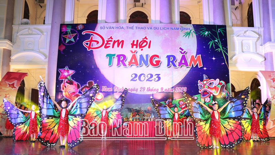 Tiết mục biểu diễn của CLB Kids Dance. 