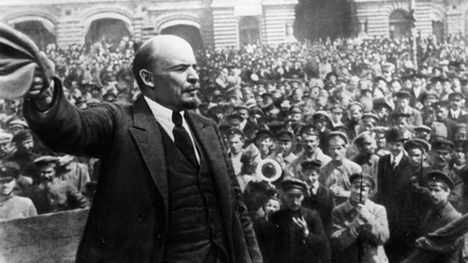 Lãnh tụ V.I. Lenin phát biểu trước người dân tại Petrograd năm 1917. 
Ảnh: Britannica 