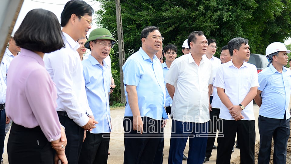 Các đồng chí Thường trực Tỉnh ủy kiểm tra tiến độ xây dựng cầu vượt sông Đào.