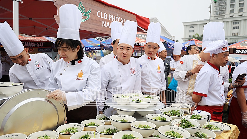 Các nghệ nhân, đầu bếp trình diễn chế biến phở truyền thống tại Festival Phở 2024 tổ chức ở thành phố Nam Định.