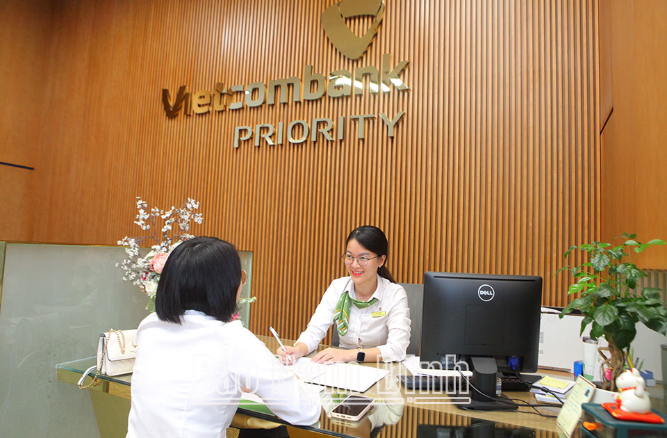Nhân viên Vietcombank Chi nhánh Nam Định giới thiệu, tư vấn cho khách hàng FDI các dịch vụ, tiện ích ngân hàng số hiện đại.
