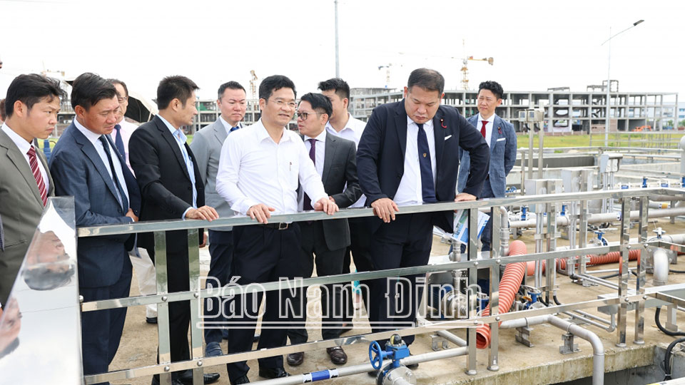 Đồng chí Trần Anh Dũng, Ủy viên Ban TVTU, Phó Chủ tịch Thường trực UBND tỉnh giới thiệu với Đoàn công tác các nghị sĩ, doanh nghiệp Nhật Bản khu vực xử lý nước thải của KCN Mỹ Thuận.