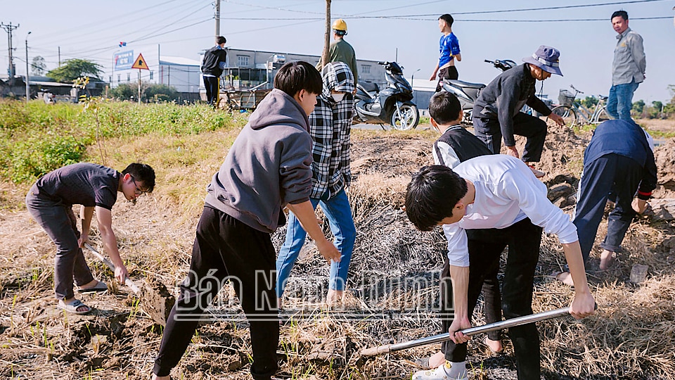 Đoàn viên, thanh niên thôn Thanh Khê, xã Nam Cường (Nam Trực) tích cực tham gia hoạt động vì cuộc sống cộng đồng.