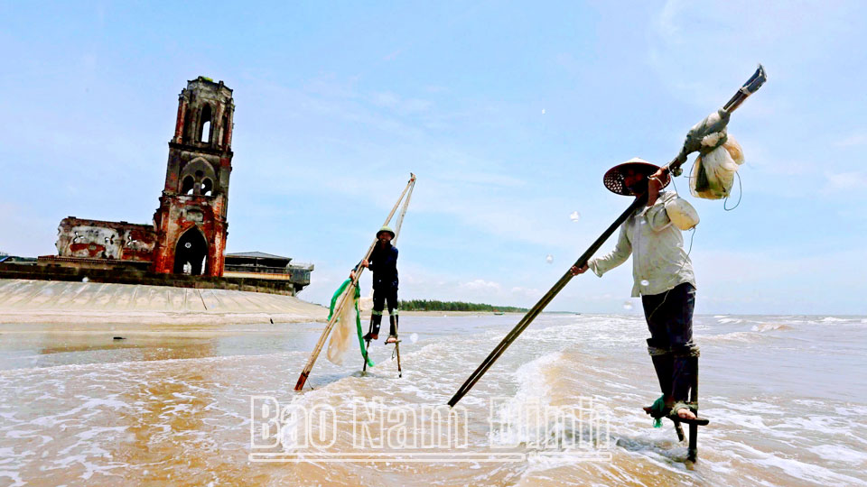 Các thành viên đội cà kheo Hải Lý tập luyện chuẩn bị cho Ngày hội văn hóa thể thao huyện Hải Hậu năm 2024 (ảnh trên).