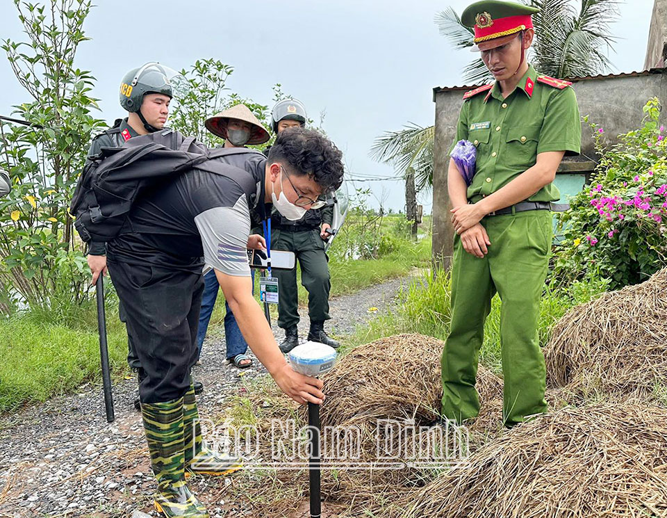 Các lực lượng chức năng tiến hành đo đạc đất liên quan đến dự án xây dựng Nhà máy sản xuất cấu kiện bê tông đúc sẵn tại khu vực Cồn Xanh (Nghĩa Hưng).