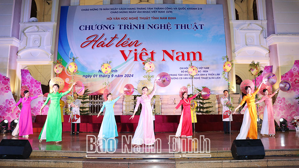 Chương trình nghệ thuật Hát lên Việt Nam chào mừng kỷ niệm 79 năm Cách mạng Tháng Tám và Quốc khánh 2/9/2024 tại Tiền sảnh Nhà Văn hóa 3-2 tỉnh