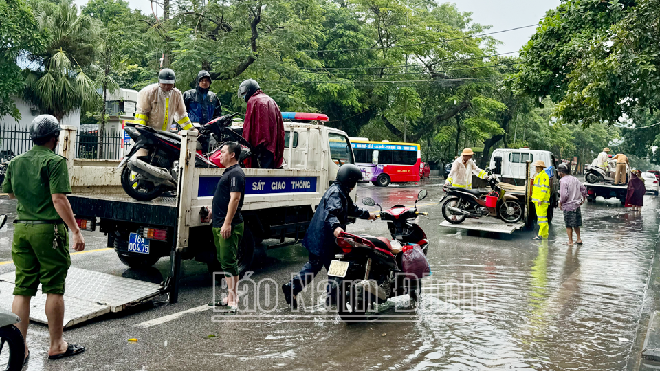 Ngay trong mưa bão, các lực lượng chức năng đã tích cực hỗ trợ người dân di chuyển an toàn qua vùng ngập lụt.