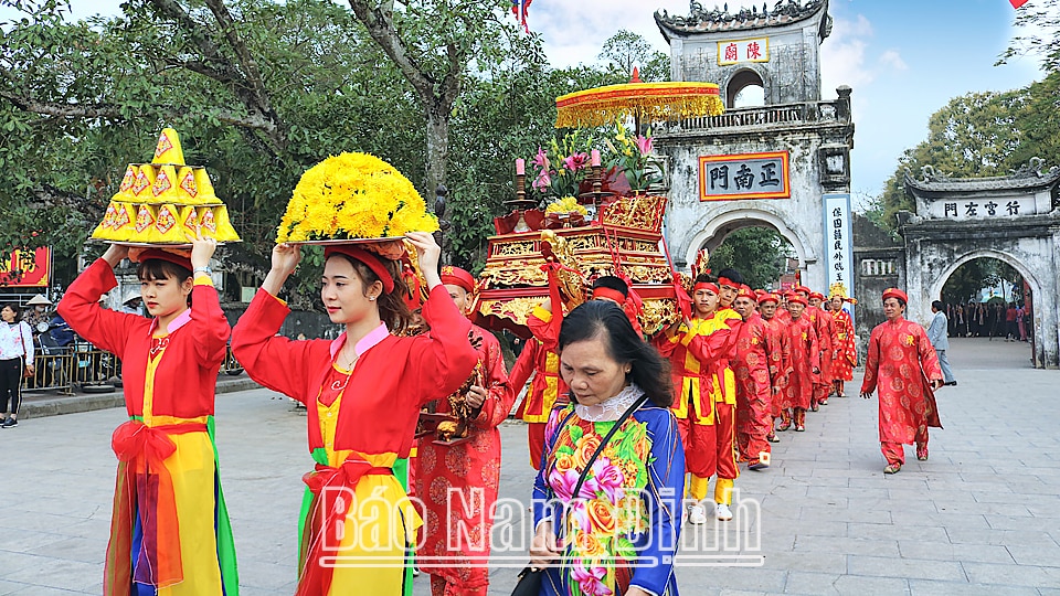 Rước kiệu trong lễ hội Khai ấn Đền Trần Xuân.
