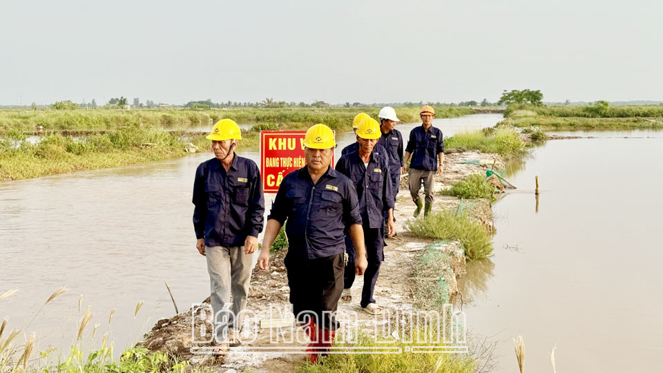 Người dân địa phương tham gia làm việc ngay khi Tập đoàn Xuân Thiện khởi động thi công san lấp mặt bằng nhà máy sản xuất bê tông đúc sẵn. DT2