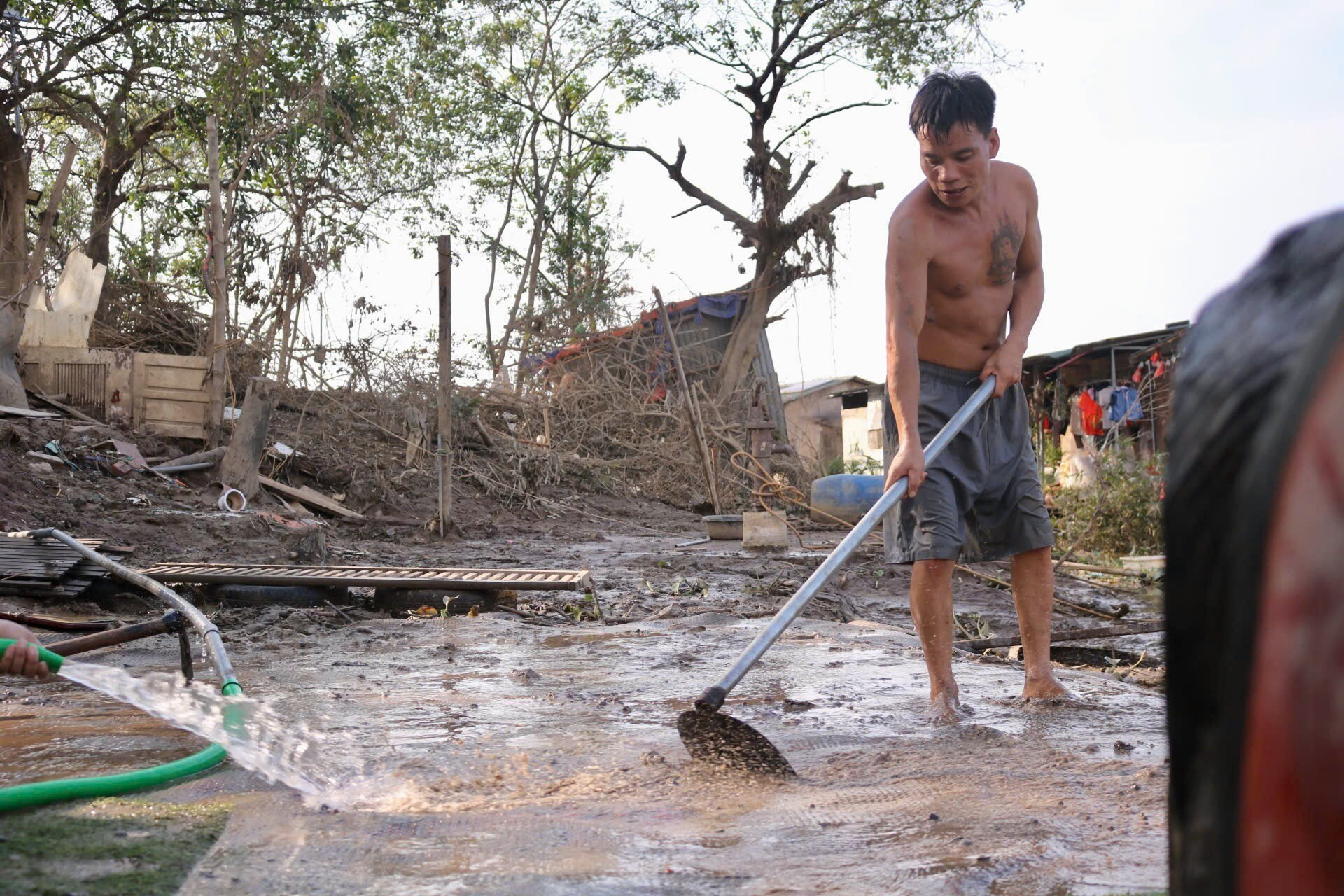 ‘Xóm phao’ ven sông Hồng tan hoang khi nước rút, người dân căng mình dọn bùn ảnh 17