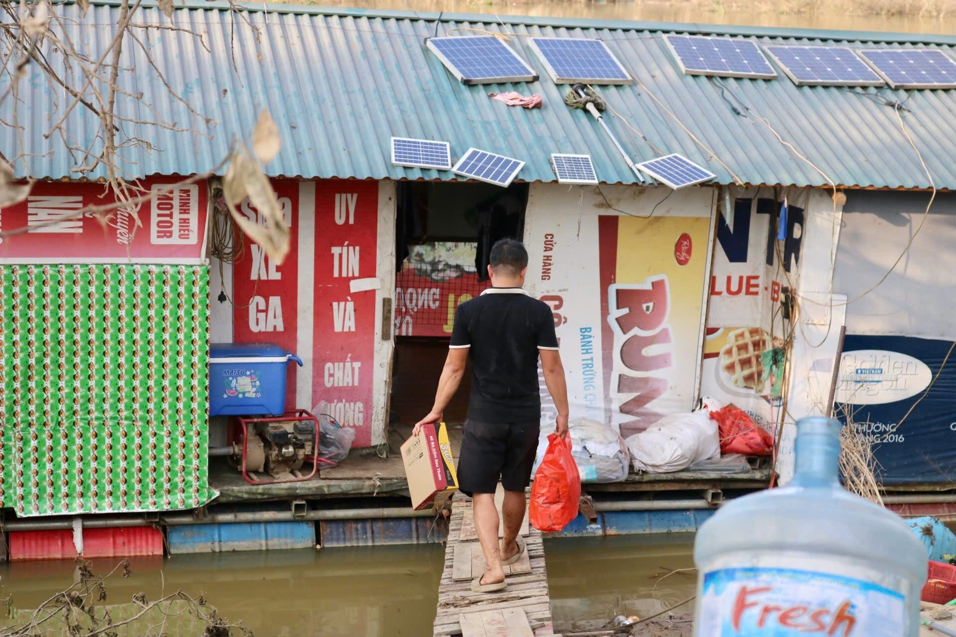 ‘Xóm phao’ ven sông Hồng tan hoang khi nước rút, người dân căng mình dọn bùn ảnh 23