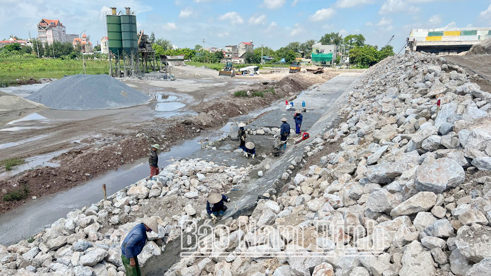 Công trường thi công tuyến đường bộ mới Nam Định - Lạc Quần - Đường bộ ven biển đoạn qua địa phận huyện Xuân Trường.