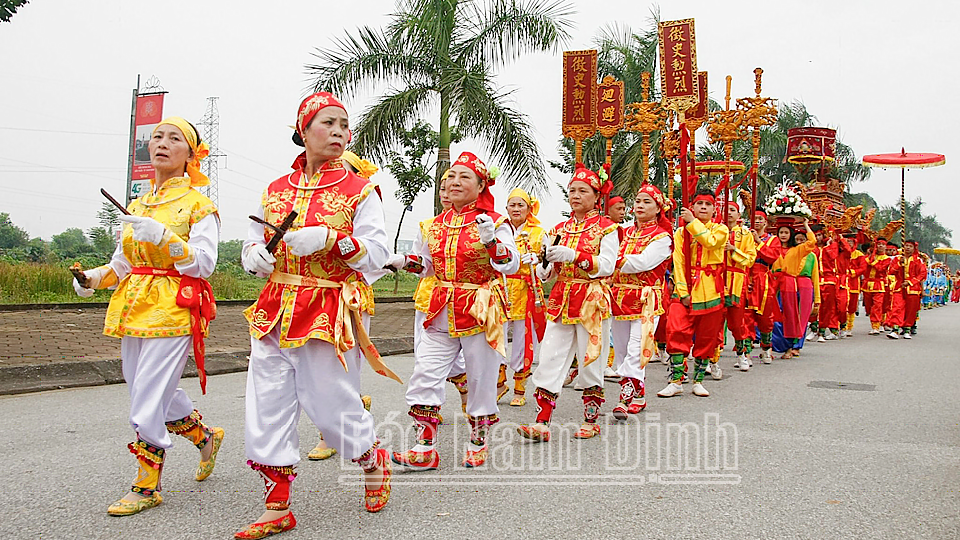 Nghi thức rước kiệu trong Lễ hội truyền thống Đền Trần (thành phố Nam Định).