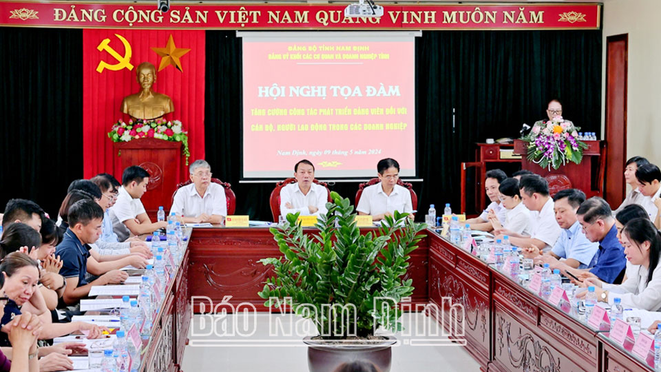 Quang cảnh hội nghị tọa đàm tăng cường công tác phát triển đảng viên là cán bộ và người lao động trong các doanh nghiệp do Đảng ủy Khối các Cơ quan và Doanh nghiệp tỉnh tổ chức.