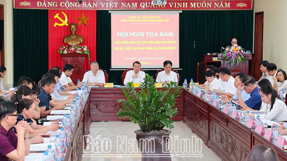 Đảng uỷ Khối các Cơ quan và Doanh nghiệp tỉnh tổ chức toạ đàm về phát triển đảng viên trong cán bộ, người lao động các doanh nghiệp. (Ảnh Xuân Thu)