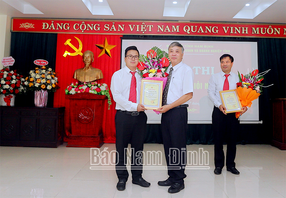 Lãnh đạo Đảng uỷ Khối các Cơ quan và Doanh nghiệp tỉnh trao giải Nhì cho đồng chí Nguyễn Đức Thiện, Bí thư Chi bộ Phòng Thư ký Toà soạn, Đảng bộ Báo Nam Định.