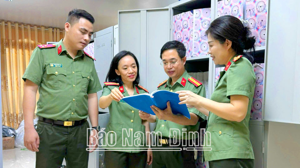 Phòng Hậu cần (Công an tỉnh) kiểm tra sổ sách quản lý tài sản, đảm bảo phương tiện và trang cấp.