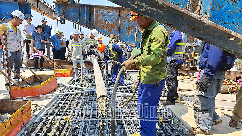 Đổ bê tông hợp long cầu Đống Cao thuộc tuyến đường trục phát triển nối vùng kinh tế biển tỉnh Nam Định với đường cao tốc Cầu Giẽ-Ninh Bình (giai đoạn II).