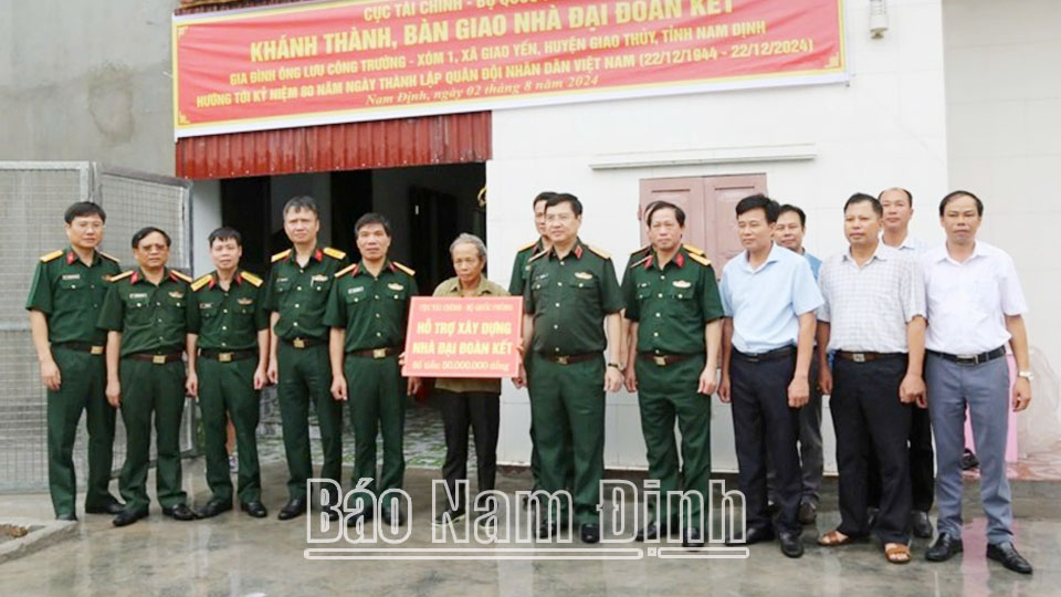 Cục Tài chính (Bộ Quốc phòng) bàn giao nhà tình nghĩa cho ông Lưu Công Trưởng, có hoàn cảnh khó khăn, ở xóm 1, xã Giao Yến (Giao Thủy). 