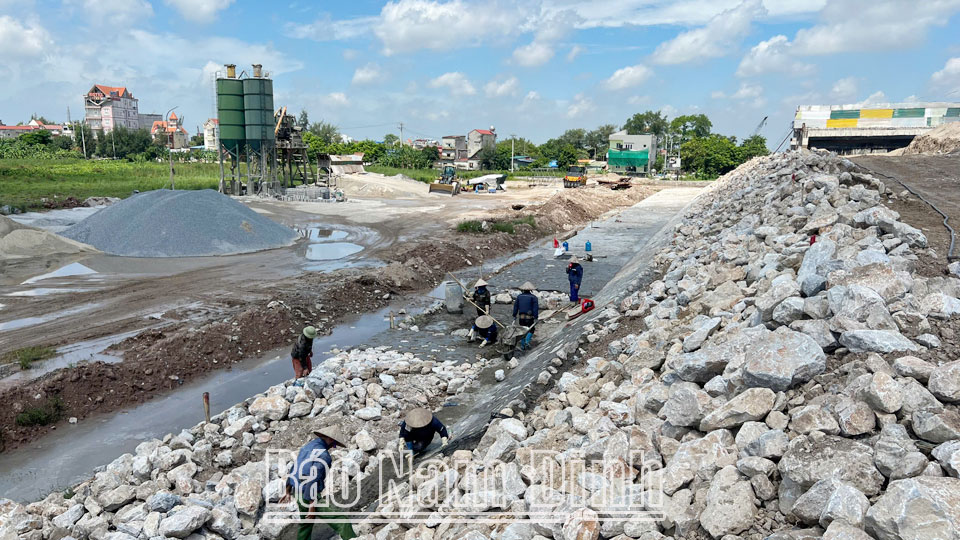 Thi công tuyến đường bộ mới Nam Định - Lạc Quần - Đường bộ ven biển đoạn qua địa bàn huyện Xuân Trường.