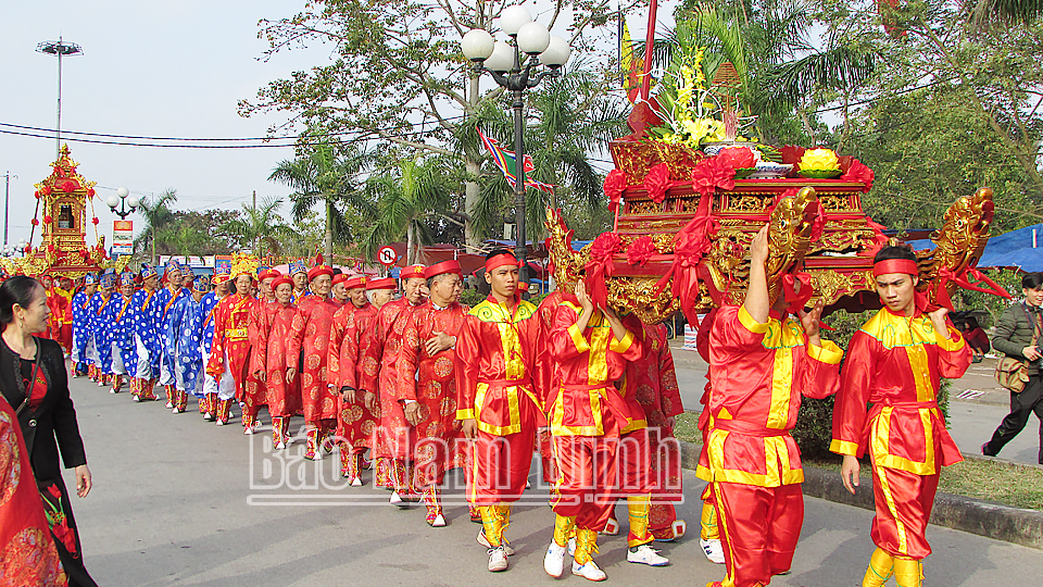 Nghi thức rước kiệu Ngọc Lộ trong Lễ hội Đền Trần, phường Lộc Vượng (thành phố Nam Định).