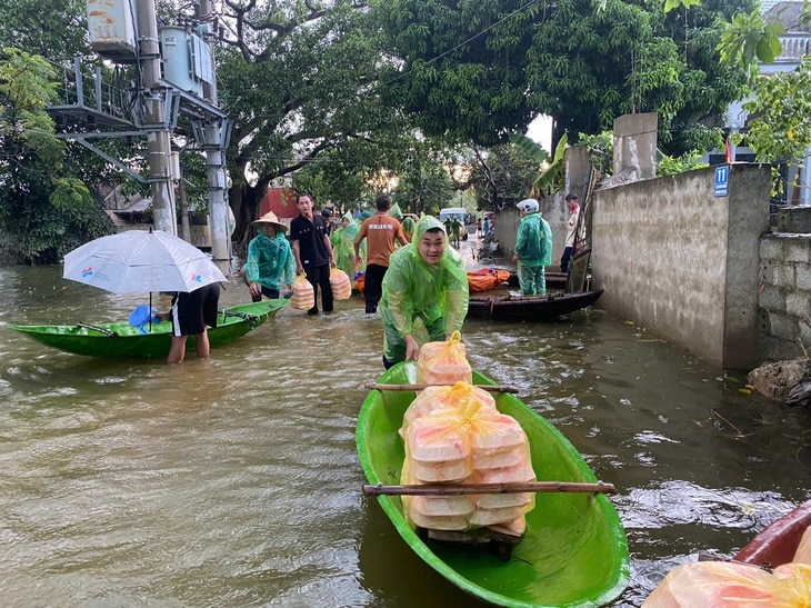 Bếp cơm di động dã chiến: 56.000 phần cơm hỗ trợ vùng lũ