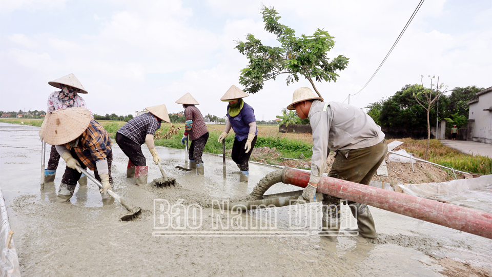 Nhân dân xã Hải Trung (Hải Hậu) hiến đất làm đường, xây dựng nông thôn mới kiểu mẫu.
