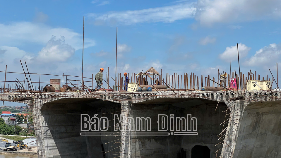 Thi công hạng mục cầu Lạc Quần trên tuyến đường bộ mới Nam Định - Lạc Quần - Đường bộ ven biển. 
Ảnh: Thành Trung