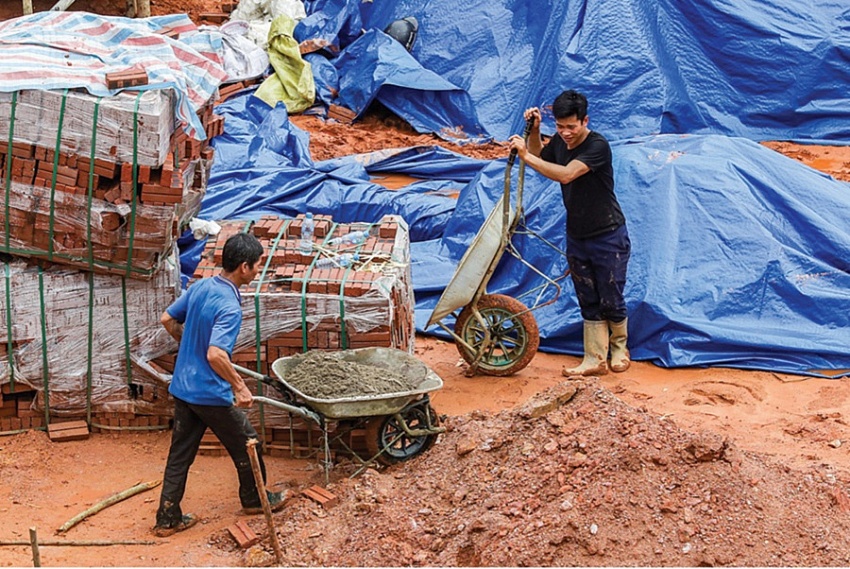 Các công nhân đang hối hả trên công trình tái định cư tại Kho Vàng