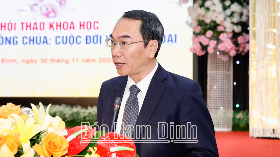 PGS. TS Chu Văn Tuấn, Viện trưởng Viện Nghiên cứu tôn giáo (Viện Hàn lâm Khoa học xã hội Việt Nam) phát biểu đề dẫn hội thảo:

“Những đóng góp của Huyền Trân Công chúa đối với dân tộc là vô cùng to lớn. Bà đã dâng hiến tuổi thanh xuân tươi đẹp của mình vì mục tiêu cao cả: tăng cường, củng cố mối quan hệ Đại Việt với Champa, củng cố hoà bình biên giới phía Nam của Tổ quốc; qua đó tăng cường sức mạnh, nội lực quốc gia, sẵn sàng ứng phó đối với âm mưu xâm lược của phương Bắc. Sau khi trở về Đại Việt, Huyền Trân Công chúa đã tu hành, trở thành một ni sư giúp đỡ, giáo hoá nhân dân, dạy nghề, cấp ruộng cho dân nghèo, dựng chùa, lan toả tinh thần, giá trị Phật giáo trong đời sống xã hội. Tuy nhiên, những truyền thuyết dân gian, câu chuyện dã sử, đặc biệt là mấy dòng ghi chép trong “Đại Việt sử ký toàn thư” không có minh chứng đã phủ một lớp sương mờ lên cuộc đời bà, khiến cho hậu thế tốn rất nhiều giấy mực bởi những nghi hoặc, suy luận, suy diễn không có cơ sở. Thậm chí, có những tác phẩm đã phóng tác Huyền Trân Công chúa và Trần Khắc Chung (người được Vua Trần Anh Tông sai sang Champa đón công chúa về nước) sau khi về nước đã nên duyên vợ chồng. Chính những suy diễn, phóng tác, thêu dệt đã che mờ những đóng góp to lớn của Huyền Trân Công chúa đối với đất nước và dân tộc, khiến cho nhân cách cao đẹp của bà bị ảnh hưởng. Có thể nói, cho đến nay chúng ta vẫn nợ lịch sử một lời giải đáp thoả đáng về những nghi vấn nêu trên và đó chính là lý do để Hội thảo khoa học “Huyền Trân Công chúa - Cuộc đời và giai thoại” diễn ra…”