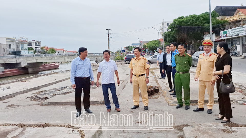 Lãnh đạo Ban An toàn giao thông tỉnh, Ban An toàn giao thông huyện Hải Hậu kiểm tra vị trí giải tỏa chợ Đập, xã Hải Xuân để đảm bảo trật tự an toàn giao thông.